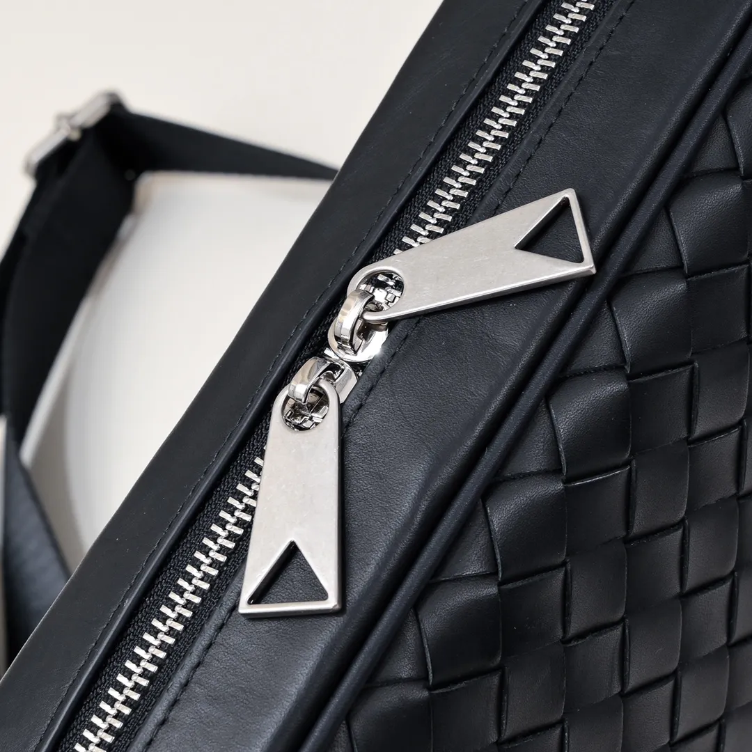 Batch 960 lntrecciato woven cow leather crossbody bag. Zipper opening and closing, the space is too big. It meets the daily needs of going out on the street. Mobile phone 📱 wallet 👛 power bank 🔋 There is no problem with the weaving process. The texture of the upper body 🔝 is very high-end. It is indispensable for going out. 66525# Size: 24.5×15×6cm Color: Black#